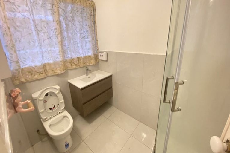 Photo of property in 5a Springbank Lane, Te Atatu Peninsula, Auckland, 0610