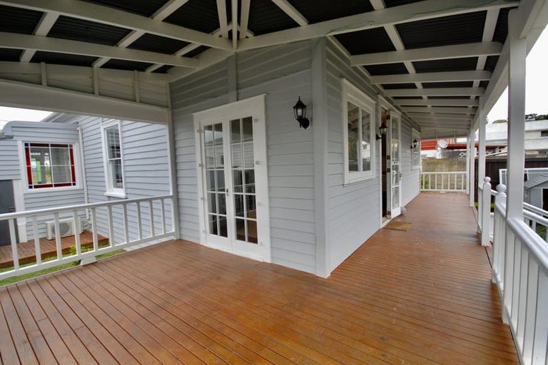 Photo of property in 20 Sulphur Beach Road, Northcote Point, Auckland, 0627