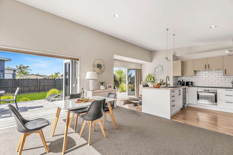 Photo of property in 10 Rena Place, Whitianga, 3510
