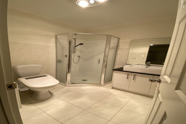 Photo of property in 256b Great North Road, Henderson, Auckland, 0612