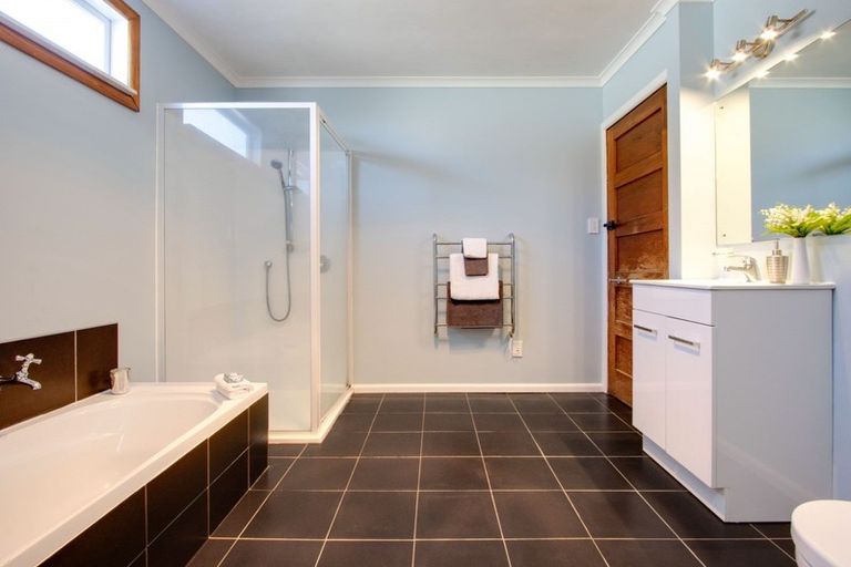 Photo of property in 11 Hammond Road, Taradale, Napier, 4112