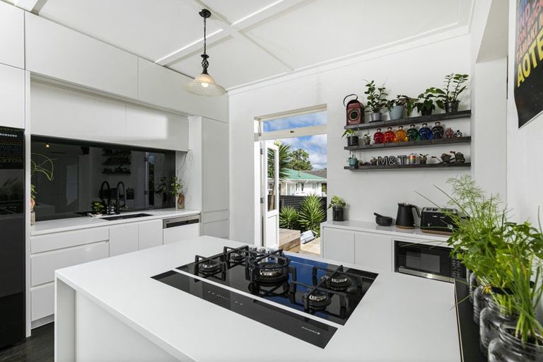 Photo of property in 5 Don Buck Road, Henderson, Auckland, 0614