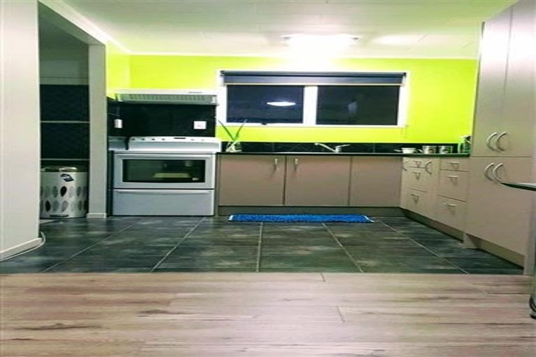 Photo of property in 2/26 Kemp Road, Massey, Auckland, 0614