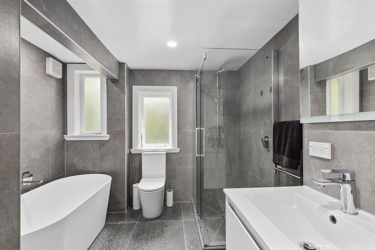 Photo of property in 22 Fairview Crescent, Kelburn, Wellington, 6012