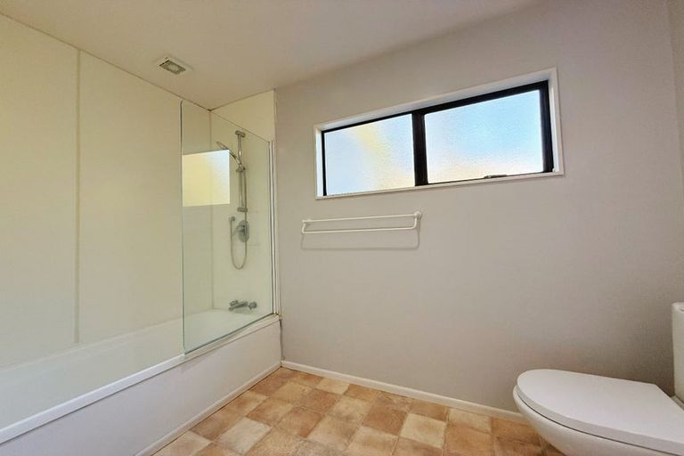 Photo of property in 2/252 East Coast Road, Forrest Hill, Auckland, 0620