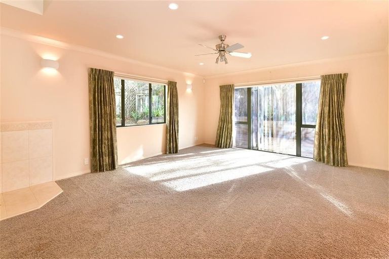 Photo of property in 8 Kath Hopper Drive, Orewa, 0931
