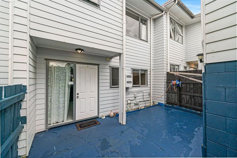 Photo of property in 28/3 Hulme Place, Henderson, Auckland, 0612