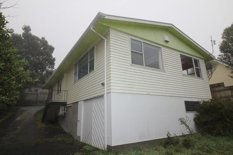 Photo of property in 13a Lyndfield Lane, Newlands, Wellington, 6037