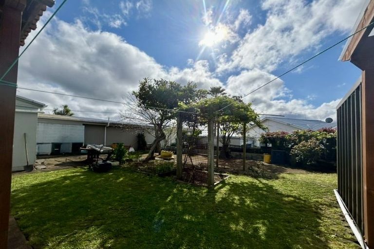 Photo of property in 1/136 Sunset Road, Unsworth Heights, Auckland, 0632