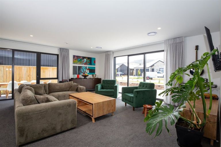 Photo of property in 21 Shelduck Road, Jacks Point, 9371