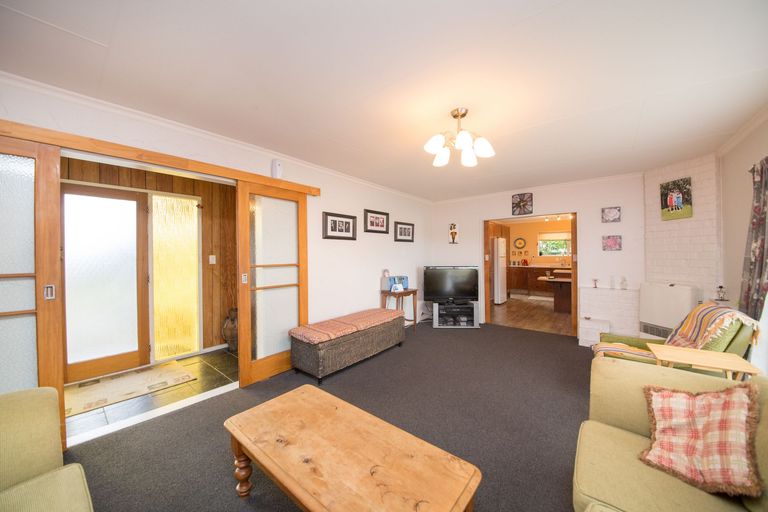 Photo of property in 8 Hillcrest Drive, Kelvin Grove, Palmerston North, 4414