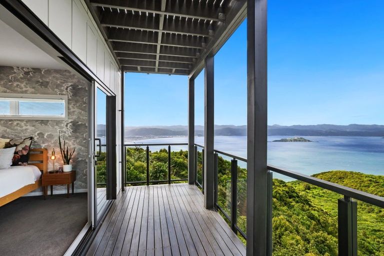 Photo of property in 7 Promontory Crescent, Newlands, Wellington, 6037