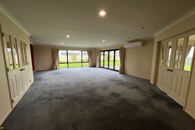 Photo of property in 35 Ruapehu Drive, Fitzherbert, Palmerston North, 4410