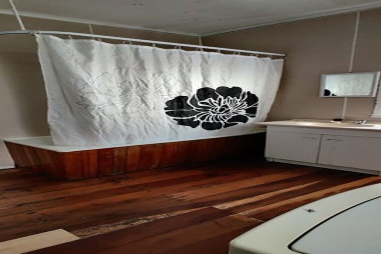 Photo of property in 38 Bassett Road, Johnsonville, Wellington, 6037