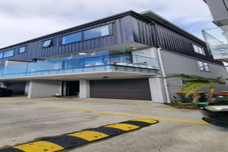 Photo of property in 3/19 Kingdale Road, Henderson, Auckland, 0610