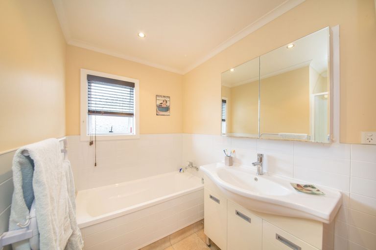 Photo of property in 8 Hillcrest Drive, Kelvin Grove, Palmerston North, 4414