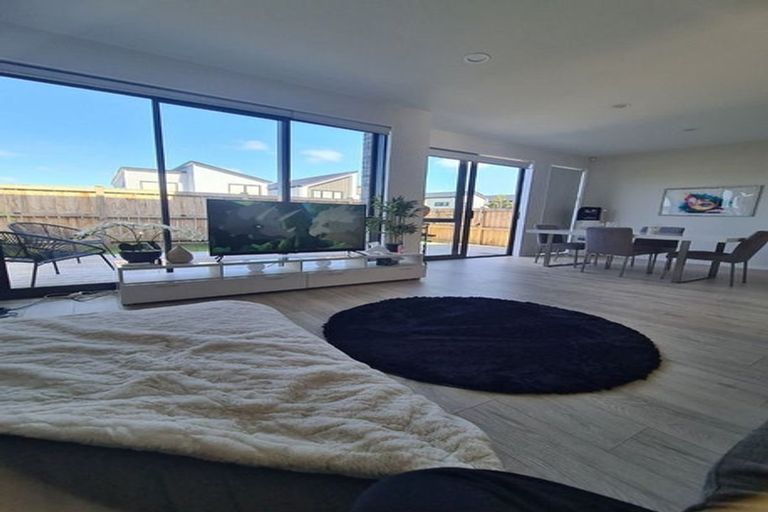 Photo of property in 111 Waekahu Road, Westgate, 0814