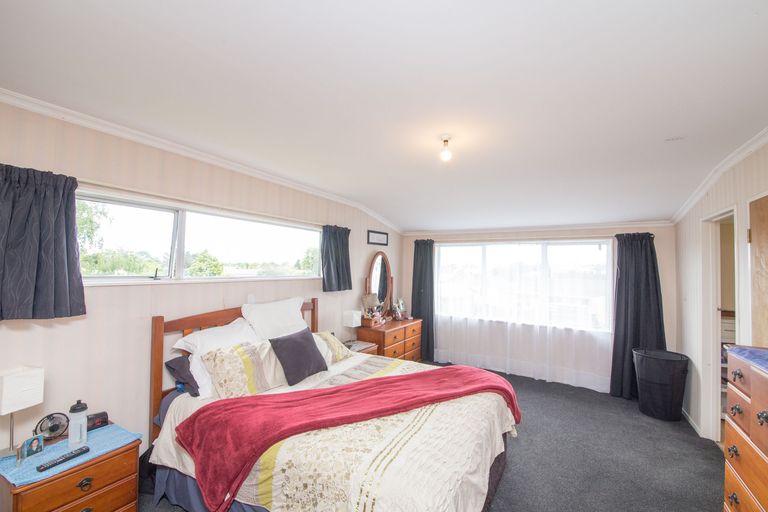 Photo of property in 8 Hillcrest Drive, Kelvin Grove, Palmerston North, 4414