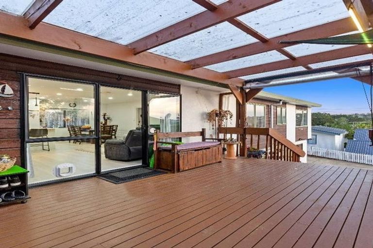Photo of property in 2/27 Mallard Place, Unsworth Heights, Auckland, 0632