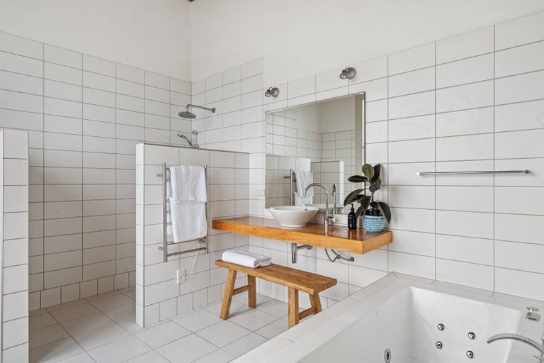 Photo of property in 6 Thompson Road, Bluff Hill, Napier, 4110