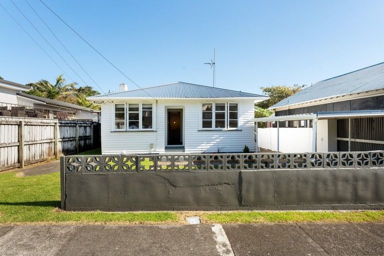 Photo of property in 70 Pioneer Road, Moturoa, New Plymouth, 4310