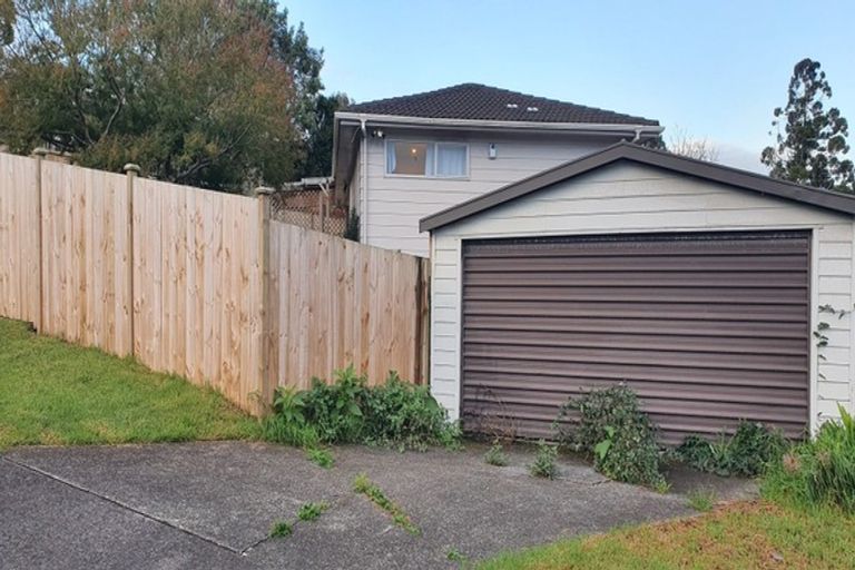 Photo of property in 16 Kemp Road, Massey, Auckland, 0614