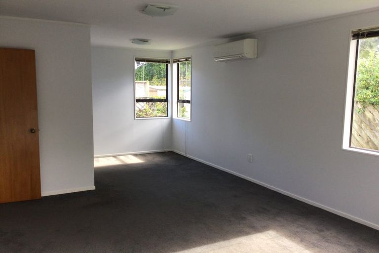 Photo of property in 7 Vardon Road, Green Bay, Auckland, 0604