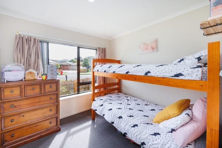 Photo of property in 15 Chestnut Close, Kelvin Grove, Palmerston North, 4414