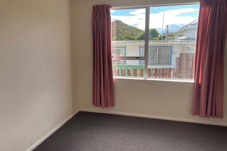 Photo of property in 35a Edgecombe Street, Newlands, Wellington, 6037