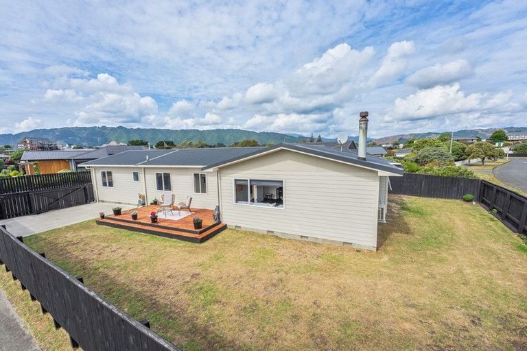 Photo of property in 21 Reeves Street, Waikanae Beach, Waikanae, 5036