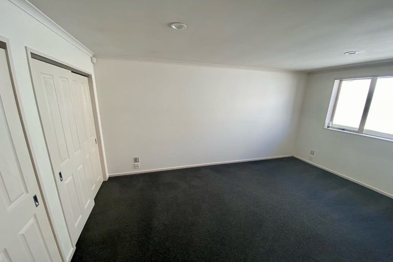 Photo of property in 8 Piriti Place, Weymouth, Auckland, 2103