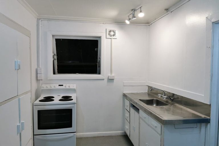 Photo of property in 88 Newlands Road, Newlands, Wellington, 6037