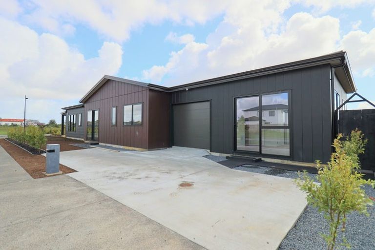 Photo of property in 13 Ngakau Road, Karaka, 2113