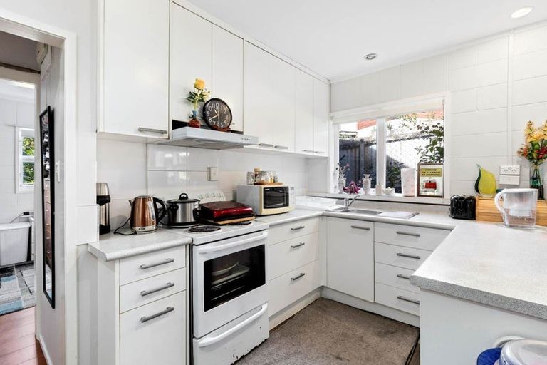 Photo of property in 43 Girrahween Drive, Totara Vale, Auckland, 0629