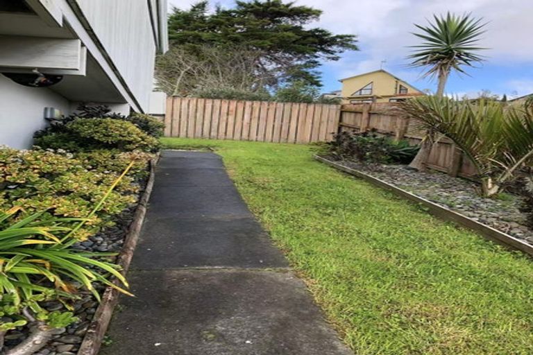 Photo of property in 32 Exeter Place, Unsworth Heights, Auckland, 0632