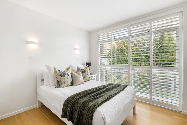 Photo of property in 3/25 Stanley Point Road, Stanley Point, Auckland, 0624