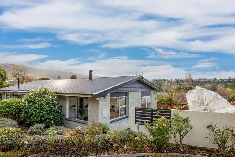 Photo of property in 18 Branxholm Street, Roxburgh, 9500