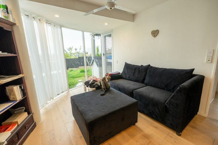 Photo of property in 1/23 Bernleigh Terrace, West Harbour, Auckland, 0618