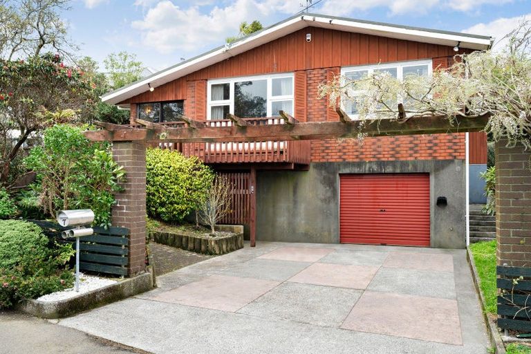 Photo of property in 7 Turville Crescent, Newlands, Wellington, 6037