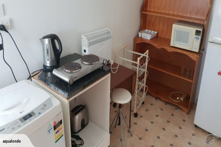 Photo of property in 21 High Road, Glenfield, Auckland, 0629