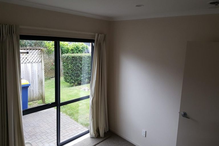 Photo of property in Waimanu Bay Village, 17/1 Piriti Drive, Te Atatu Peninsula, Auckland, 0610