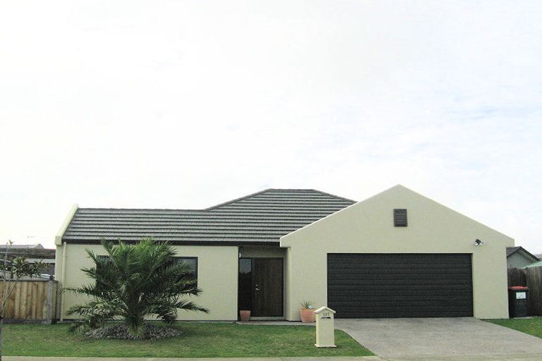 Photo of property in 137 Guildford Drive, Paraparaumu Beach, Paraparaumu, 5032