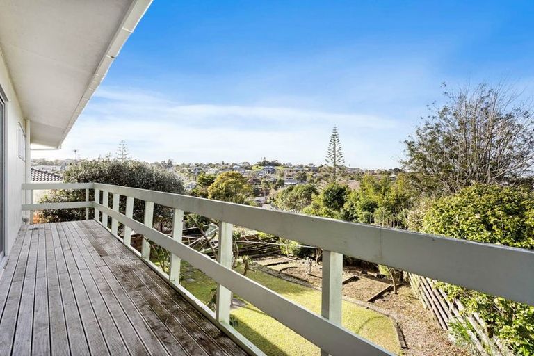Photo of property in 19 Ravenwood Drive, Forrest Hill, Auckland, 0620