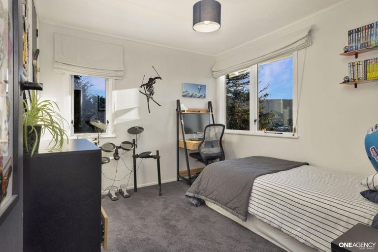 Photo of property in 22 Bartlett Grove, Tawa, Wellington, 5028