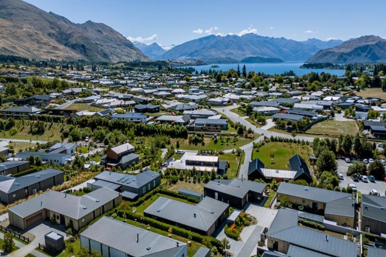 Photo of property in 28 Stackbrae Avenue, Wanaka, 9305