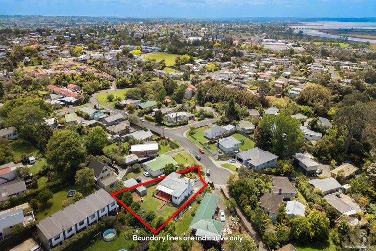 Photo of property in 13 Tracey Terrace, Te Atatu South, Auckland, 0602