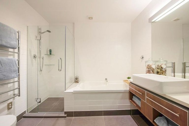 Photo of property in Patent 326 Apartments, 404s/326 Evans Bay Parade, Hataitai, Wellington, 6021