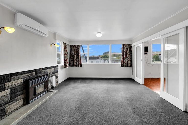 Photo of property in 16 Milne Street, Hunterville, 4730
