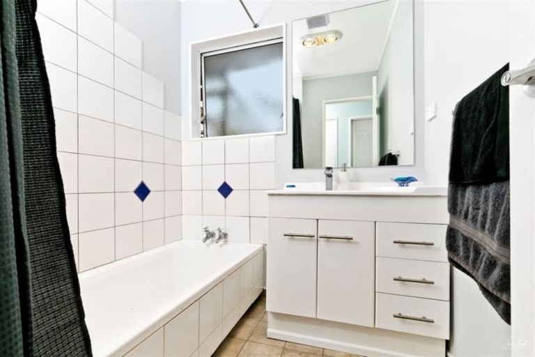 Photo of property in 19 Imperial Place, Henderson, Auckland, 0612