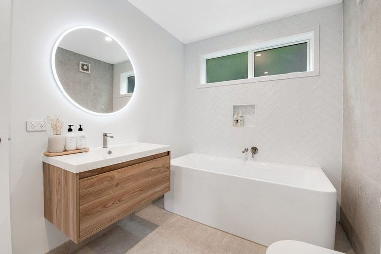 Photo of property in 10 Pohutukawa Avenue, Red Beach, 0932